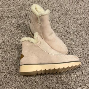 Fur cream color boots